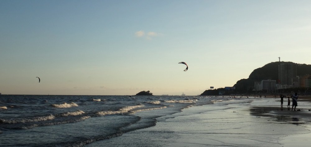 english kiters by hydrofoil Saigon kite city Vietnam Vung Tau