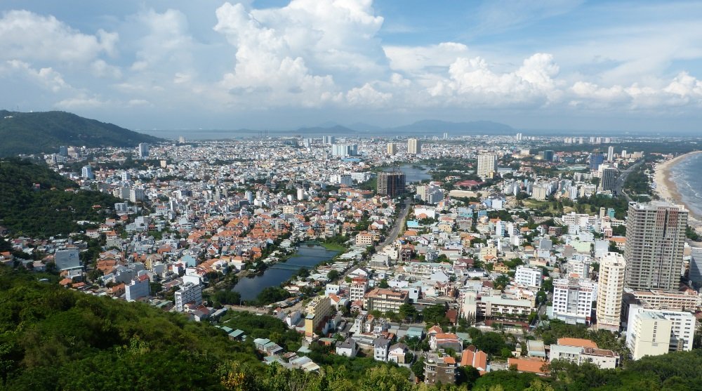 Vung Tau Stadt von oben im berge bis unten am strand Kiten Vietnam