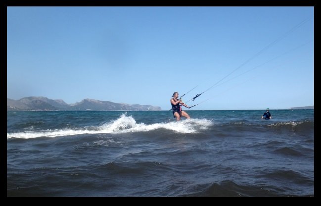 il kite tirando da noi per fare il kitesurf la scuola di kitesurfing a vietnam