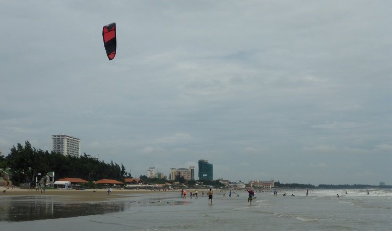 6 kitesurf a Vietnam a la plage de Vung Tau en Novembre