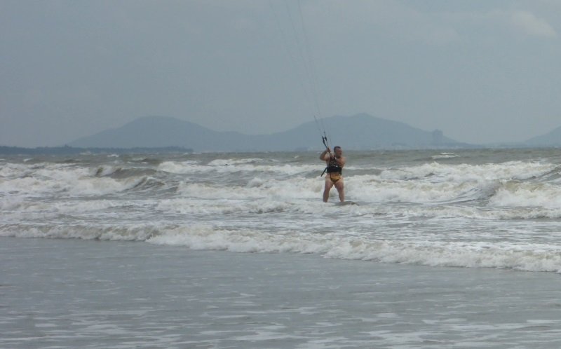 9 learn kitesurf in Vietnam in Vung Tau with kitesurfing lessons Vietnam school in November