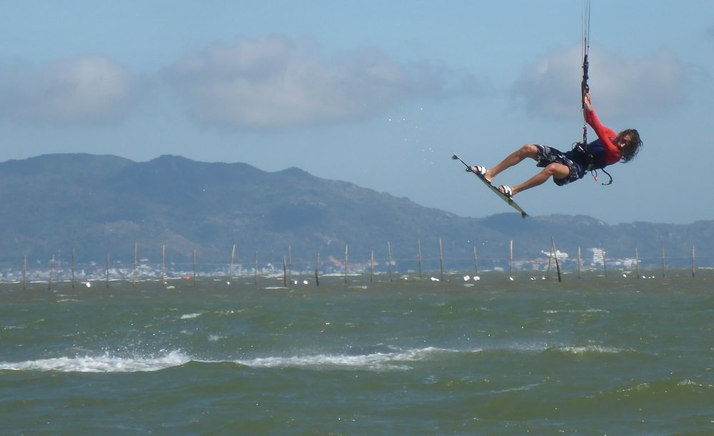 The kite session extends for 3 hours and the small group of kiters enjoy it - Vung Tau kitesurfing