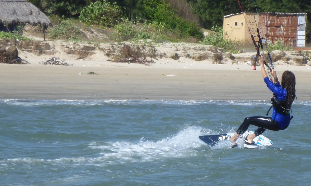 riding towards the beach Flysurfer Speed 5 9 meters - kitesurf in Vietnam