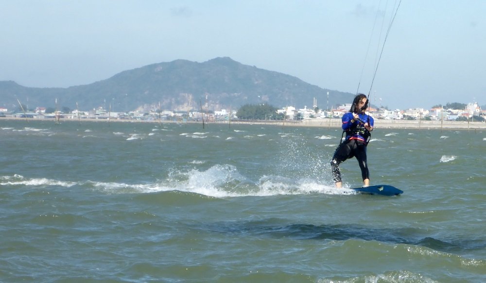 6 kitesurfing in 20 knots in Vietnam best kitespot in March