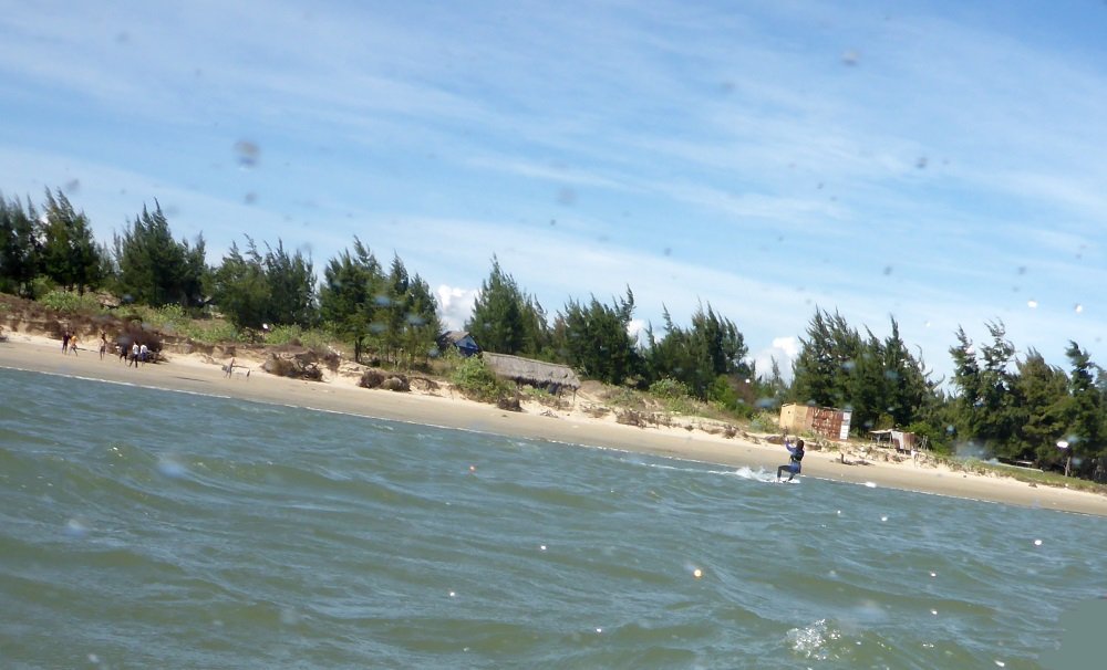 Vung Tau Strand bei 20 Knoten Kitesurf Winde in Vietnam