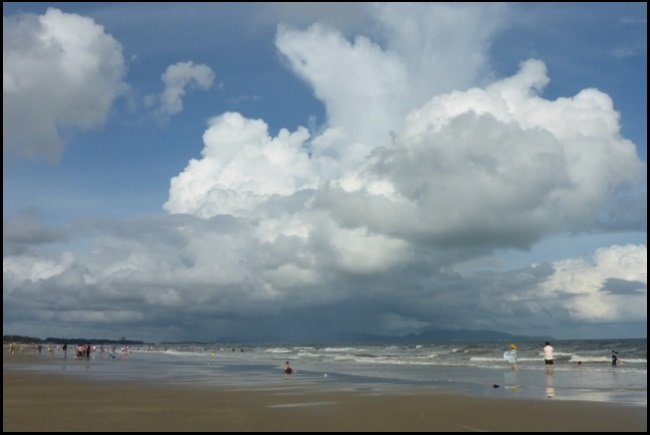 Octobre à la plage de Vung Tau une averse de pluie arrive la météorologie et le kitesurf