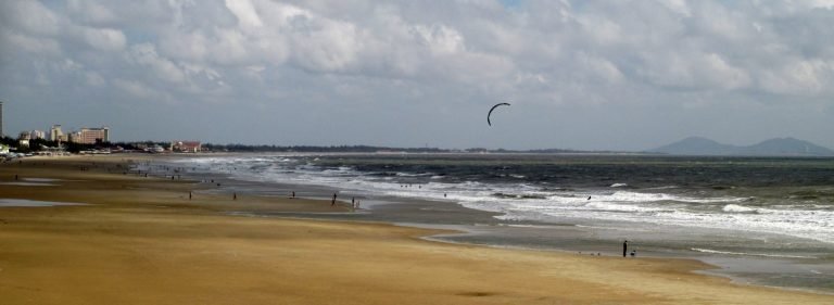 1 kitesurfing lessons vietnam Bai Sau beach 