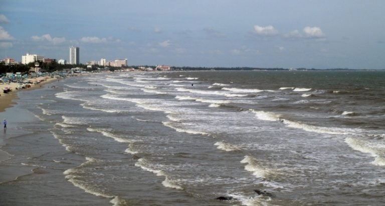 11 Vung Tau kitesurfing on high tide nice gentle waves