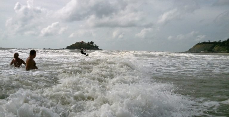 3 vung tau beach riding on the waves towards the beach-kitesurfen-kitesurfing lessons vietnam february