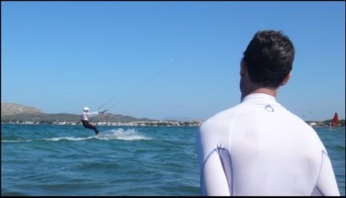 Quelqu'un devrait de préférence garder un œil sur vous pendant que vous pratiquez le kitesurf