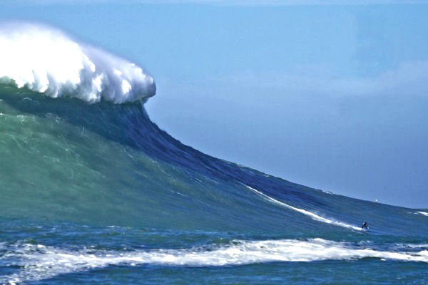 la vague est un mur de plus de 15 mètres de haut