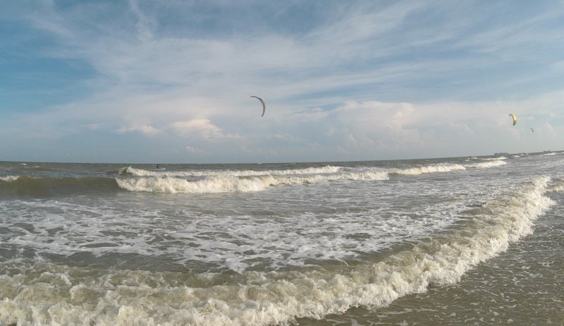 kitesurfing in waves in Vung Tau kite spot - Bai Sau beach