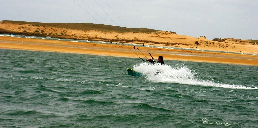 a toda velocidad kitesurfing en Oualidia