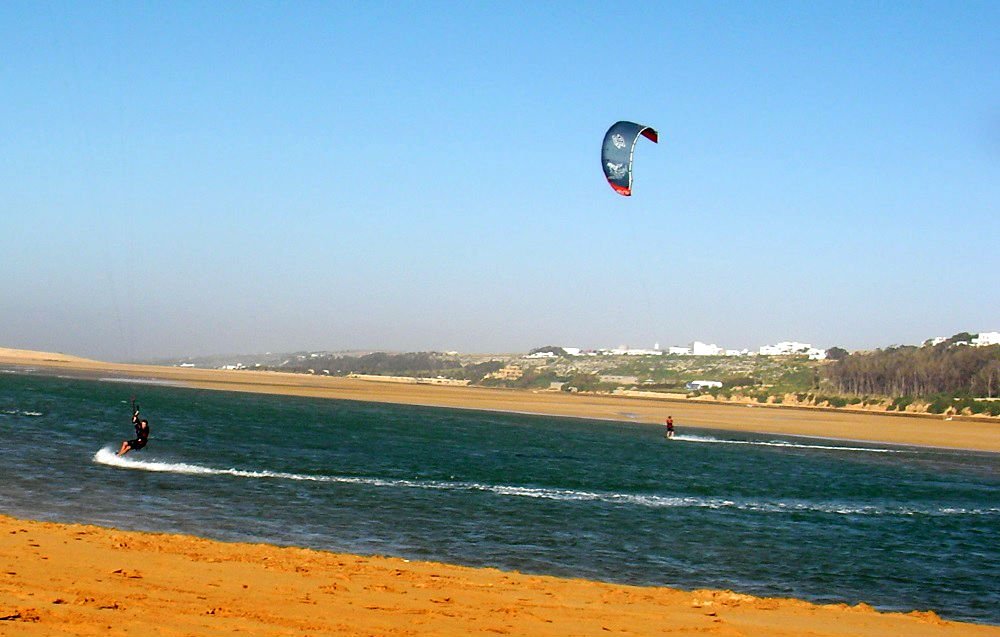 los dos kiters en el lagoon de Oualidia