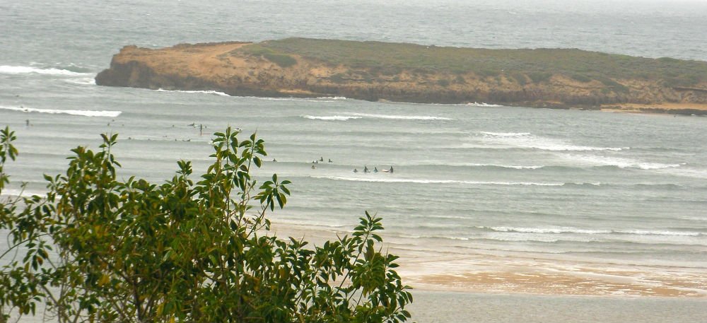 gente haciendo surf frente a la entrada al lagoon de Oualidia