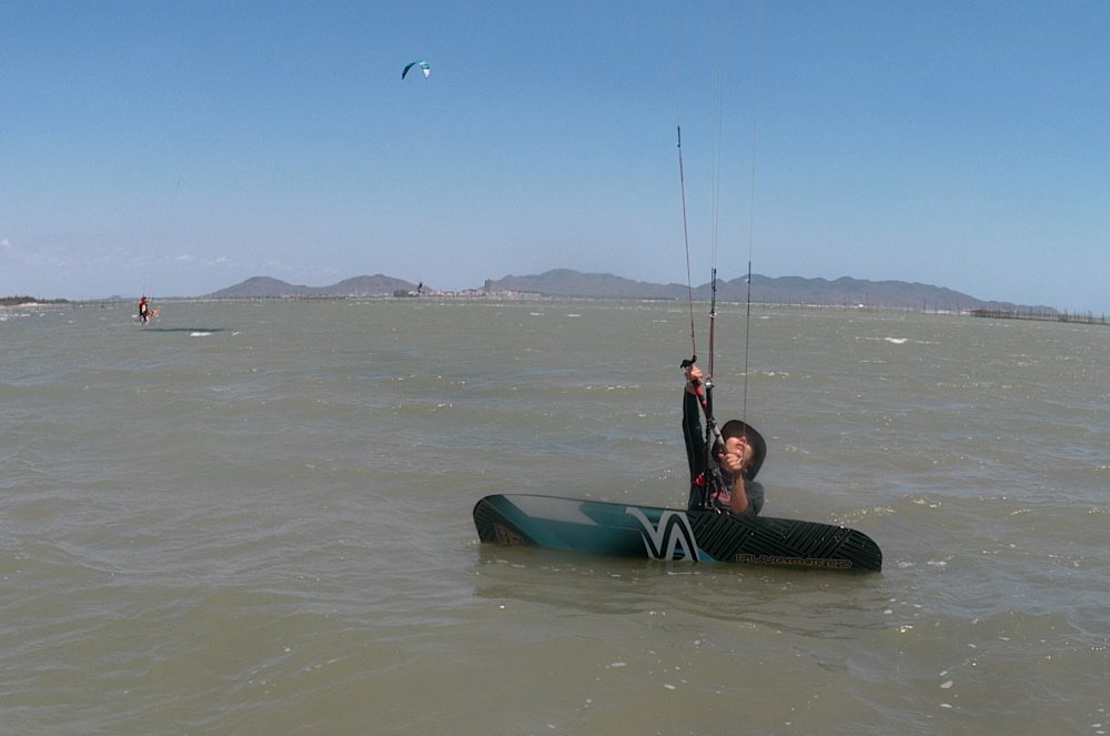 1 kitesurfing en Vung Tau posicionamiento en la tabla