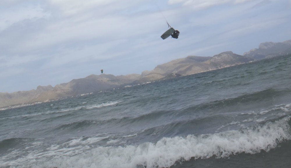 1 saltando con el kitesurf en Mallorca