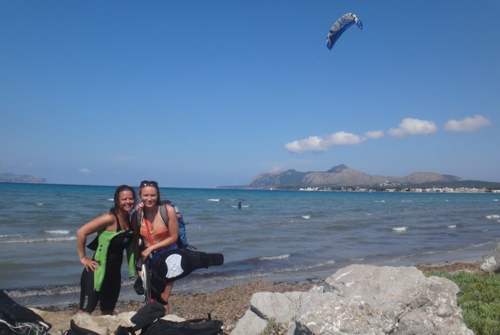 13 Kristina al fin de sus clases de kitesurf en Pollensa Mallorca