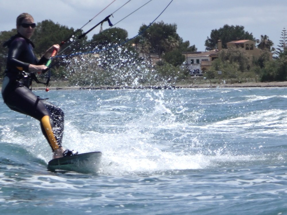 17 aprende kitesurf en Mallorca barato y eficiente