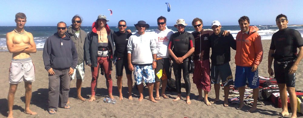 17 foto de grupo de los nuevos Monitores de Kitesurf por la Federación Española de Vela