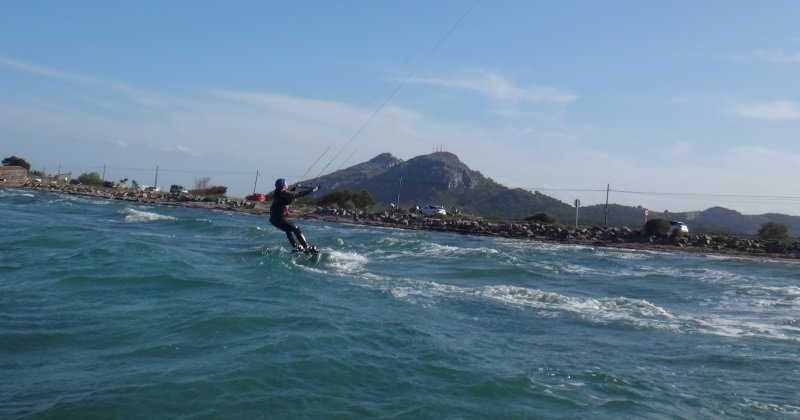 20 kitesurfing 200 mts hacia Sa Marina