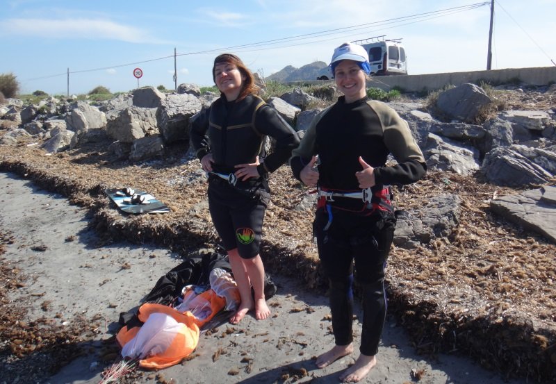 30 alumnas felices kitesurfing mallorca