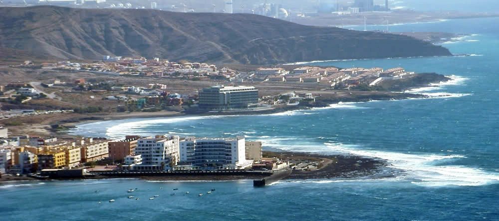 5 El muelle, las olas y el Cabezo al fondo