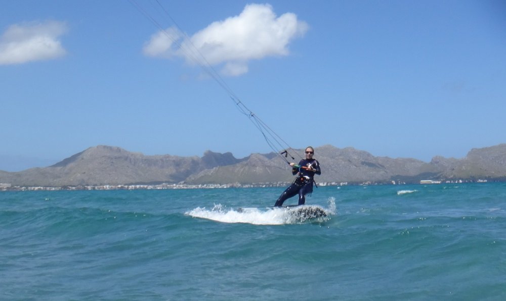 7 clases de kitesurf baratas en Mallorca