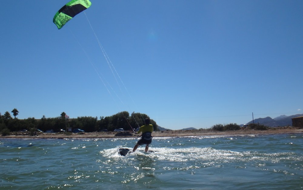 21-kiteboarding-Palma-de-Mallorca-riding-towarsd-Pollentia-beach