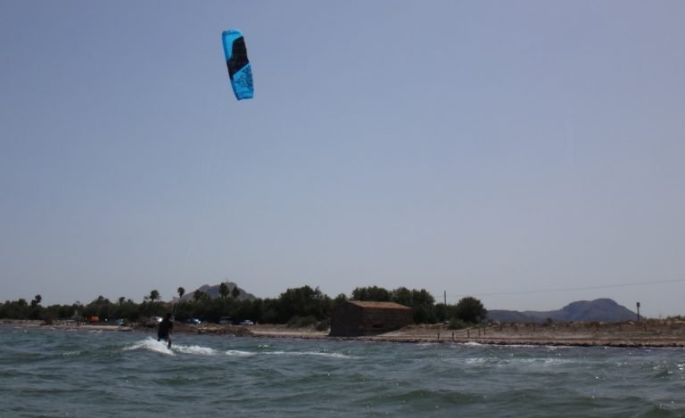 8-kitesurfing-lessons-in-Vietnam-with-flysurfer-Peak-768x469