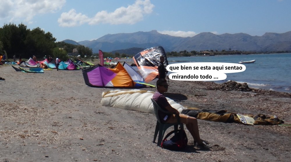 1-asentado-mirando-kitesurfen-mallorca