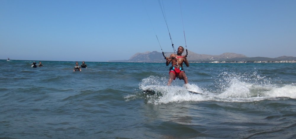 3-passing-in-front-of-some-astonished-eyes-mallorca-kiteschule
