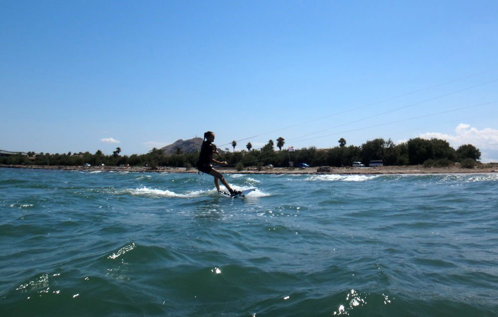 4-en-viento-minimo-pero-ganas-maximas-mallorca-kiteschule