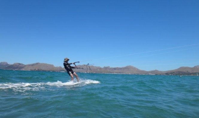 5 Mallorca-kitesurfen-kitekurse-mit-Antoine-www-kitesurfinglessonsvietnam com-wind-auf-Pollensa-Juli