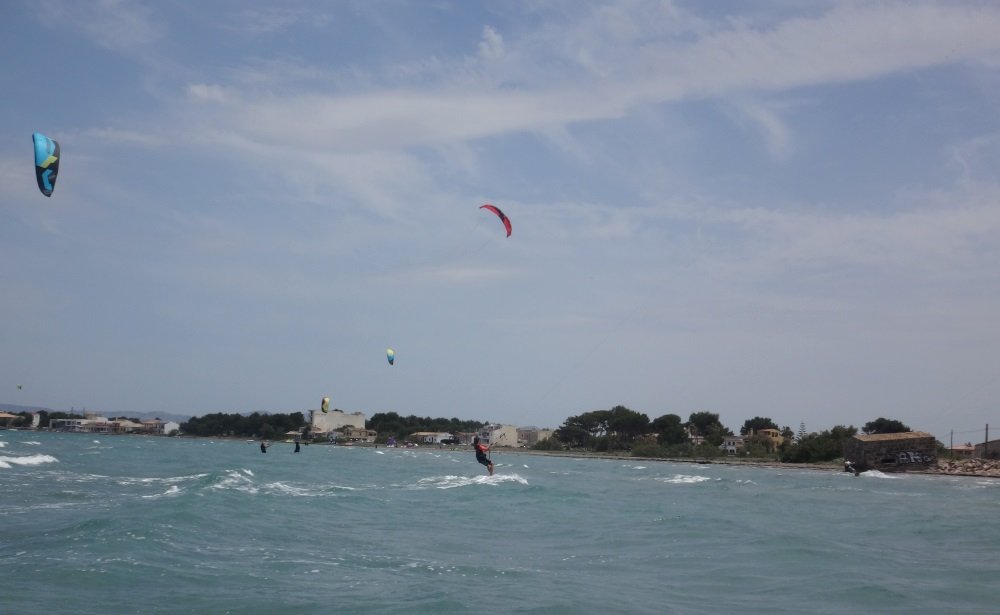 18-far-kitesurfing-ride-in-Sa-Marina-Es-Barcares-kitesurfingmallorca-con-marta