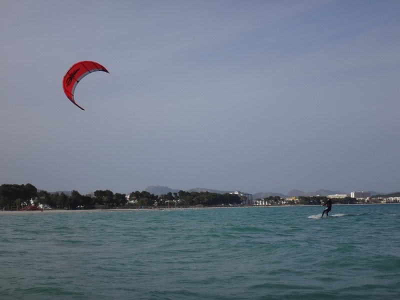9-kitesurfen-deutsche-kitekurs-Cabrinha-12-mts-auf-Mallorca