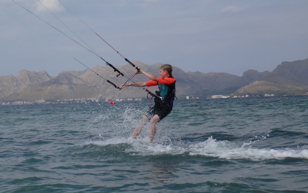 Damian receives kitesurf lessons in May - Mallorca Kiteschool - Kite Spot Mallorca