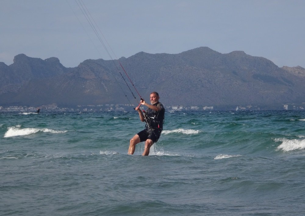 Uwe took kite lessons on his second day - also water start for the first time Kiting on Mallorca in May with www.mallorcakiteschool.com / wind on Mallorca