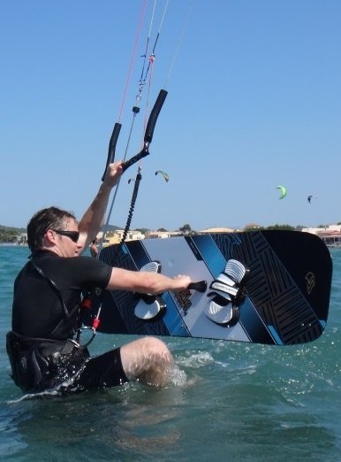 preparing-first-kitesurfing-waterstart-mallorca-in-May kiteschule-escuela-kitesurfen-mallorca