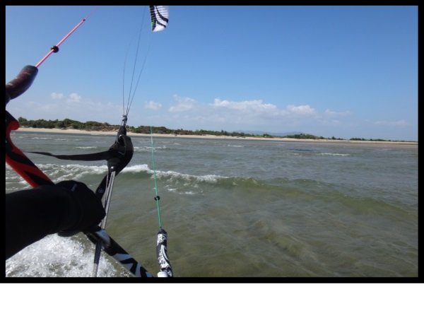Att lära och öva kitesurfing på 40 cm vatten för hundratals meter är det säkraste alternativet möjligt