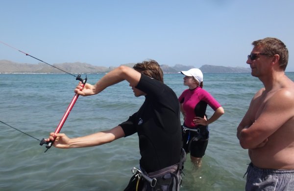 Kitesurfing lessons Vietnam send your orders efficiently to the kite