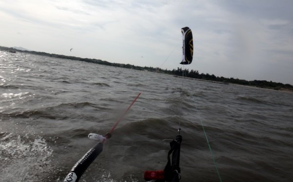 8 flysurfer kite scene a Vung Tau avec 24 noeufs