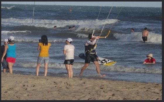 bạn được phép thực hành lướt ván diều nhưng bạn phải tôn trọng hầu hết người dùng bãi biển khác