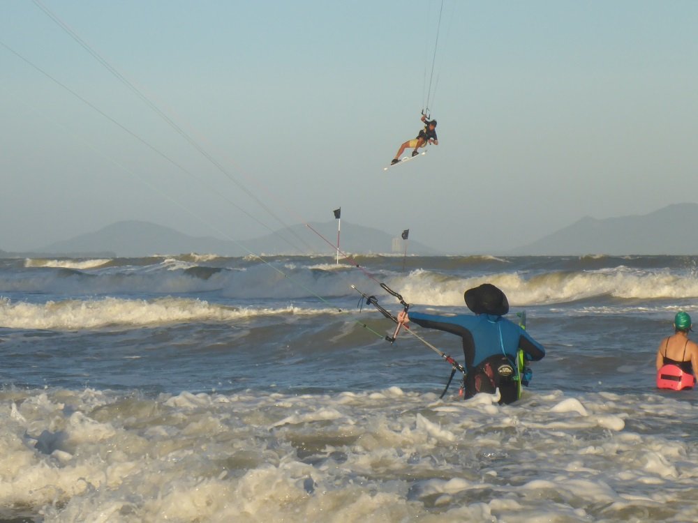 airtime Vietnam kitesurfing school in Vung Tau in January