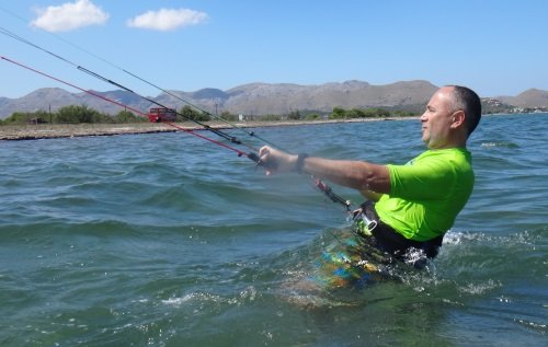 2 clases de kitesurf en el agua
