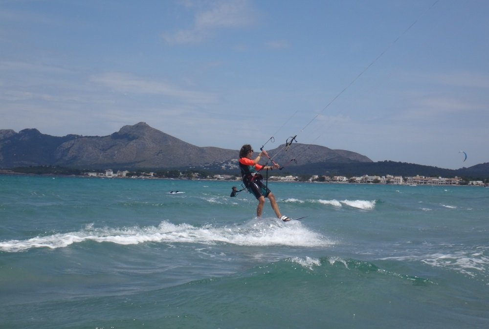 16-kite-lessons-Mallorca-www-kitesurfing mallorca-com-Marta-kite-student-August