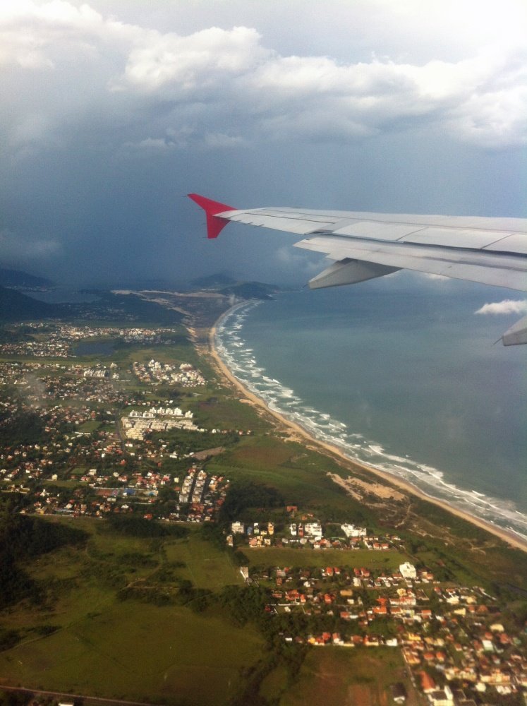 1 avion saliendo de Florianopolis - kitesurfing lessons Vietnam kiteblog