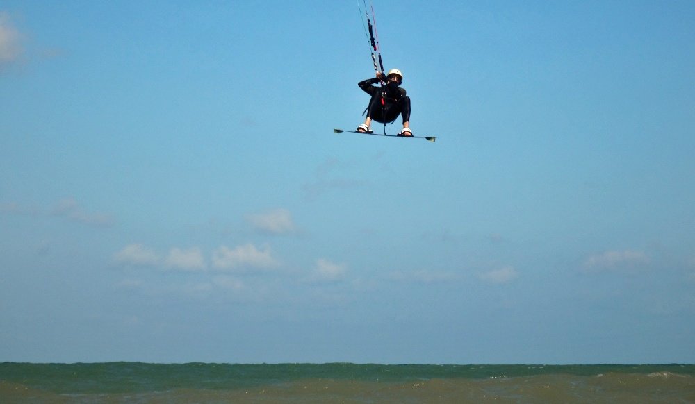 6 kitesurfing lessons Vietnam kiteblog . el maestro por el aire